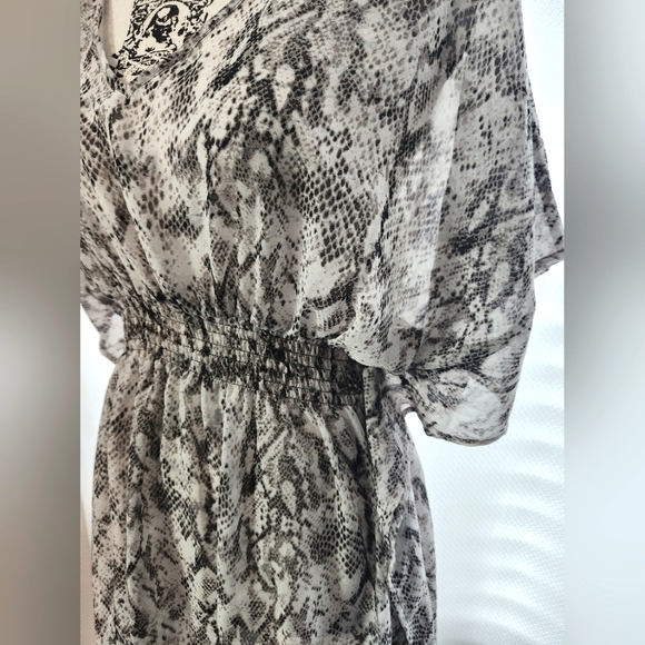 BCBG Maxazria cover-up - Picture 3 of 11